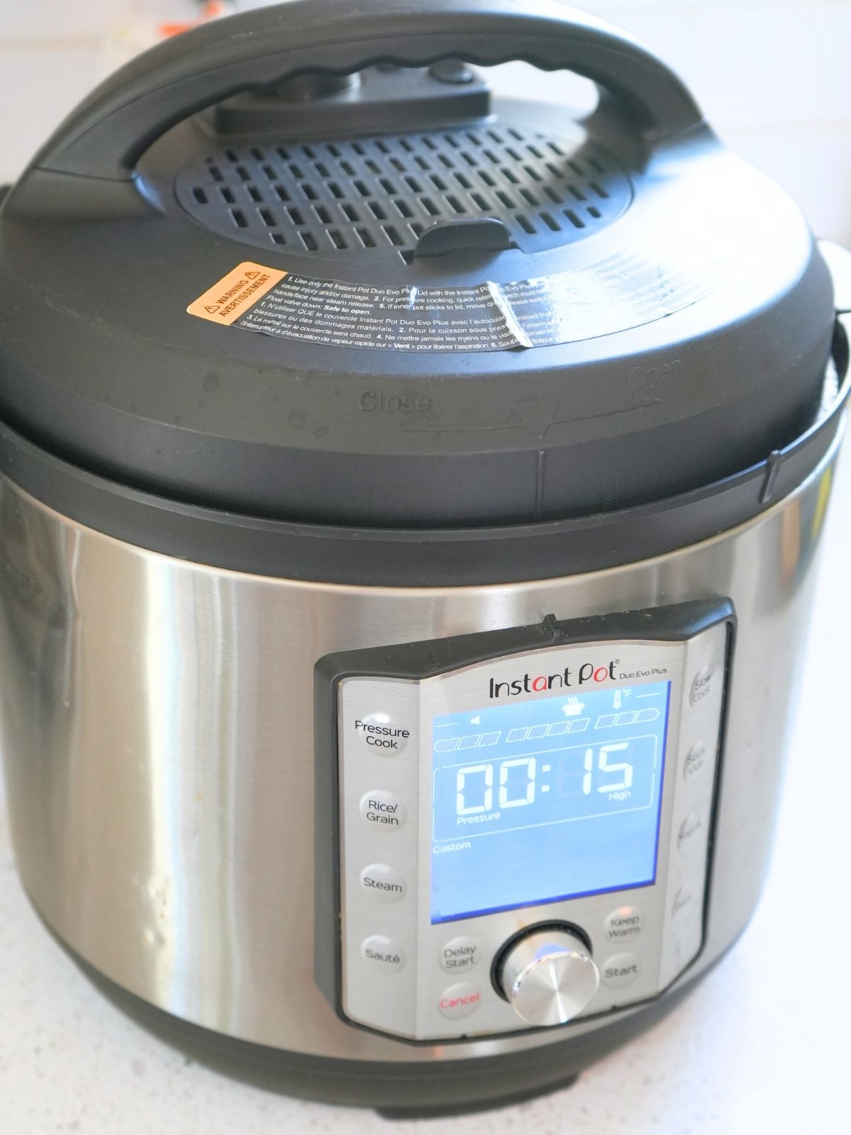 An Instant Pot set to 15 minutes cook time.