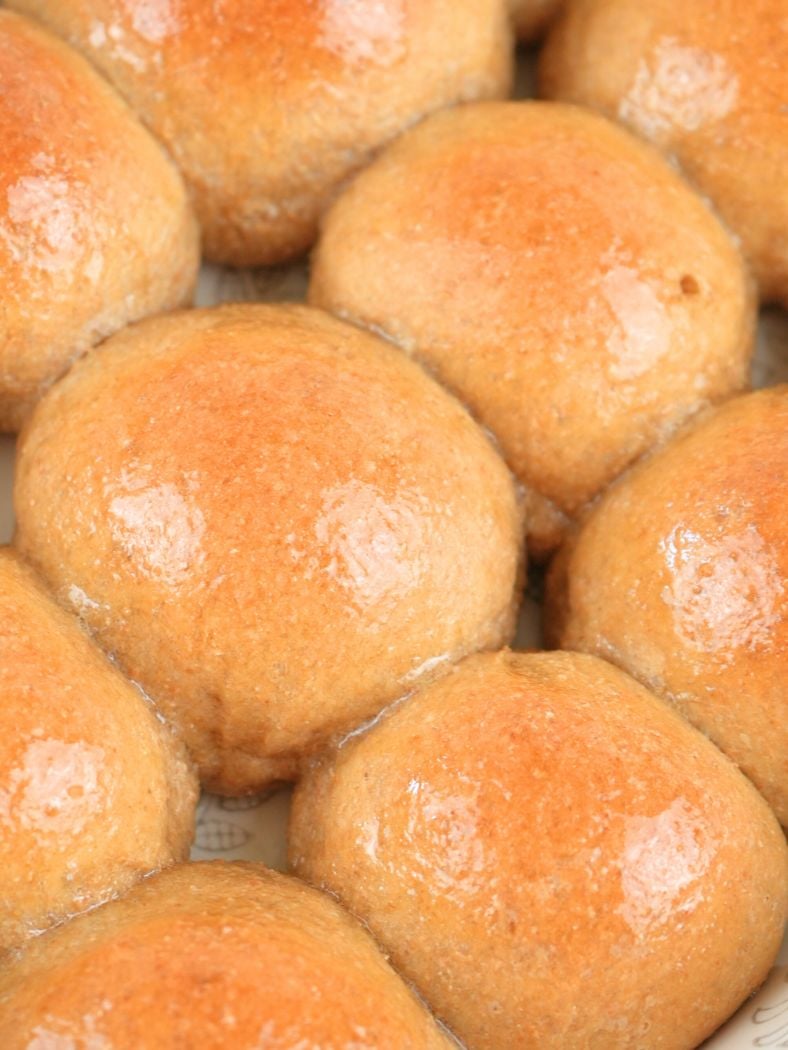 Close up of a dish of fresh-milled dinner rolls